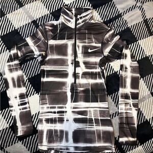 Black and white Nike pro long sleeve half zip top🖤🤍